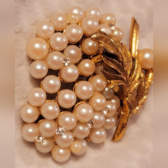 VINTAGE UNSIGNED FAUX PEARL GRAPE CLUSTER GOLD JEWELRY PIN/BROOCH - Picture 2 of 10
